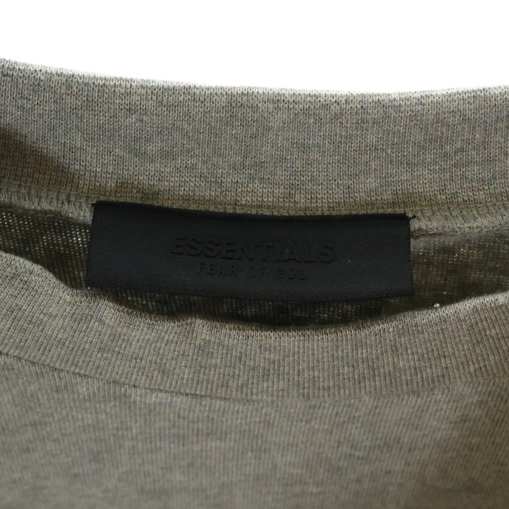 FEAR OF GOD ESSENTIALS(フィアオブゴッド エッセンシャルズ) SWEATSHIRT リラックスロゴ クルーネックスウェットトレーナー グレー/グリーン