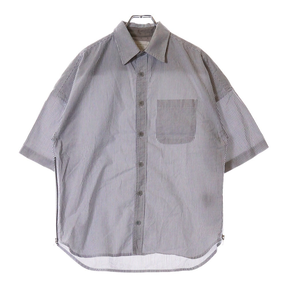 FEAR OF GOD ESSENTIALS(フィアオブゴッド エッセンシャルズ) 4th Collection DAD SHIRT ストライプ サイドジップ オープンカラー半袖シャツ ブルー/ホワイト