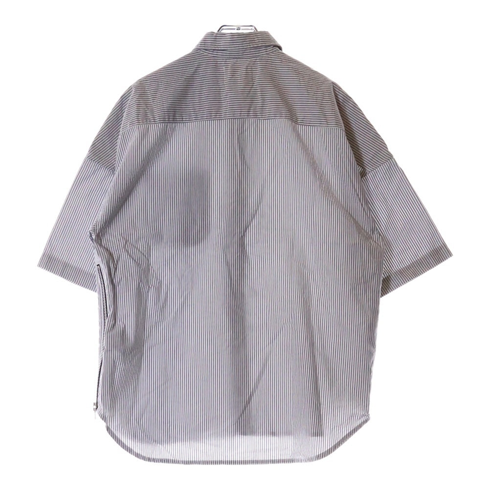 FEAR OF GOD ESSENTIALS(フィアオブゴッド エッセンシャルズ) 4th Collection DAD SHIRT ストライプ サイドジップ オープンカラー半袖シャツ ブルー/ホワイト
