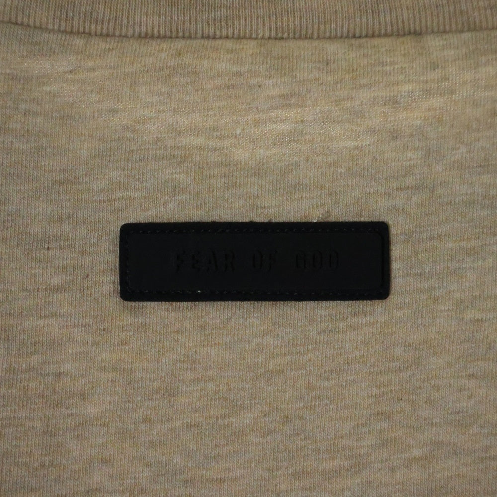 FEAR OF GOD ESSENTIALS(フィアオブゴッド エッセンシャルズ) S/S T-SHIRT ラバーロゴ 半袖Tシャツ ベージュ