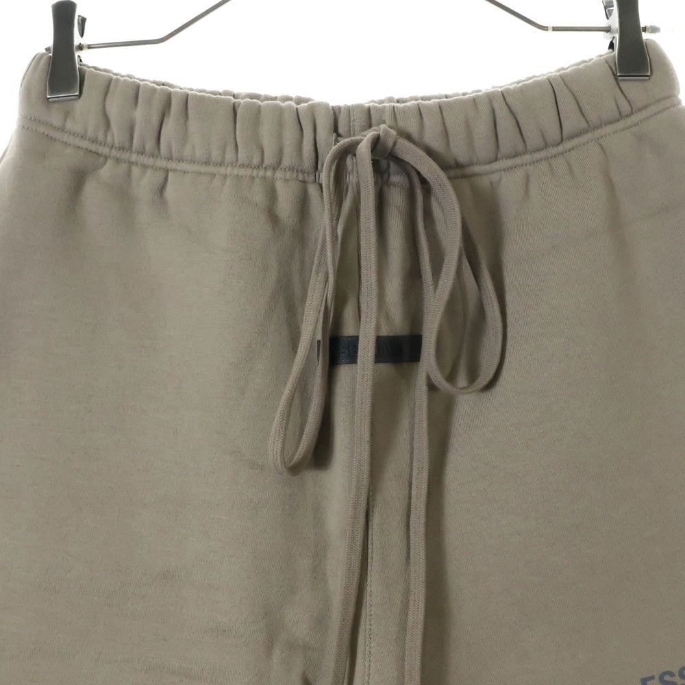 FEAR OF GOD ESSENTIALS(フィアオブゴッド エッセンシャルズ) SHORT PANTS リフレクターロゴ スウェットハーフパンツ ショーツ ベージュ