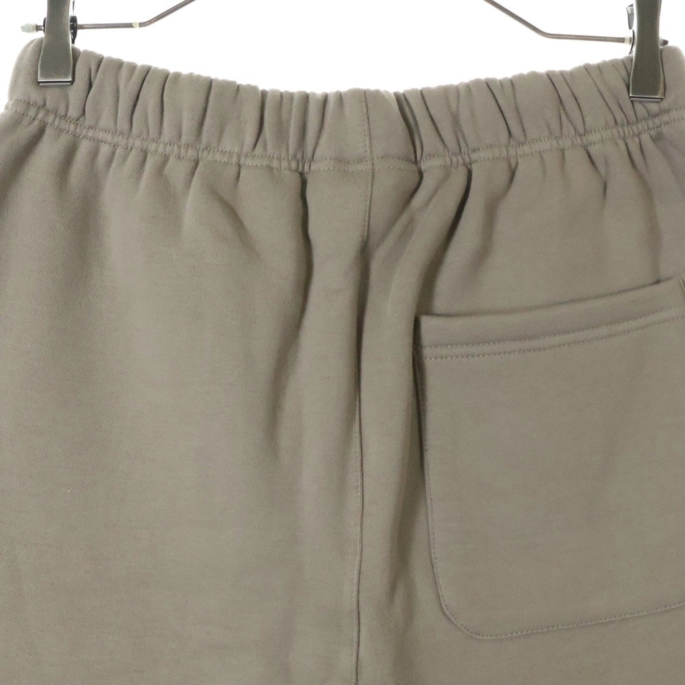 FEAR OF GOD ESSENTIALS(フィアオブゴッド エッセンシャルズ) SHORT PANTS リフレクターロゴ スウェットハーフパンツ ショーツ ベージュ