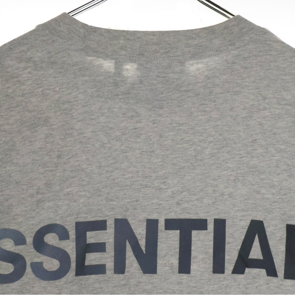 FEAR OF GOD ESSENTIALS(フィアオブゴッド エッセンシャルズ) L/S T-SHIRT バックリフレクターロゴ 長袖Tシャツ ロンT グレー