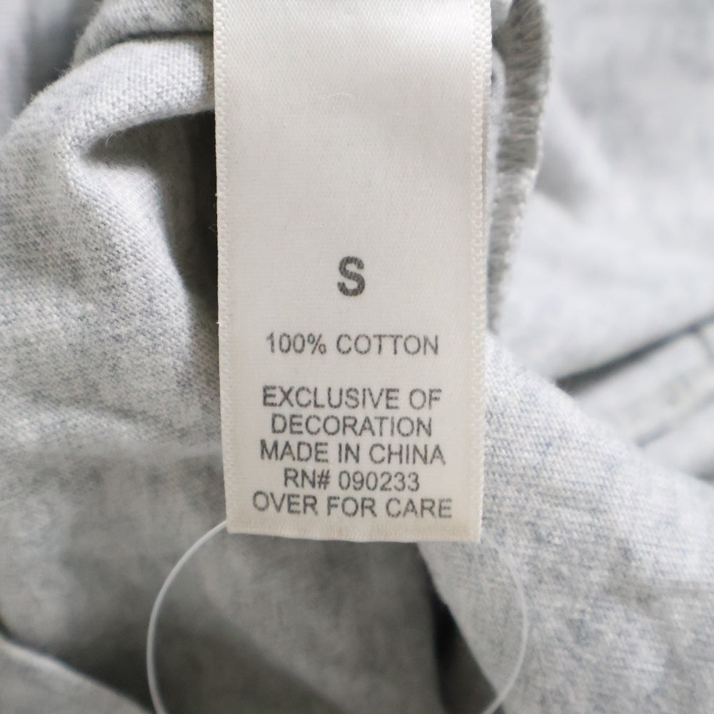 FEAR OF GOD ESSENTIALS(フィアオブゴッド エッセンシャルズ) L/S T-SHIRT バックリフレクターロゴ 長袖Tシャツ ロンT グレー