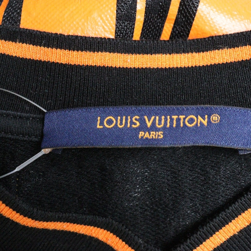 LOUIS VUITTON(ルイヴィトン) 23SS モノグラムスポーティVネックTシャツ ロゴプリントVネック半袖Tシャツ RM231 VV4 HOY67W ブラック/オレンジ