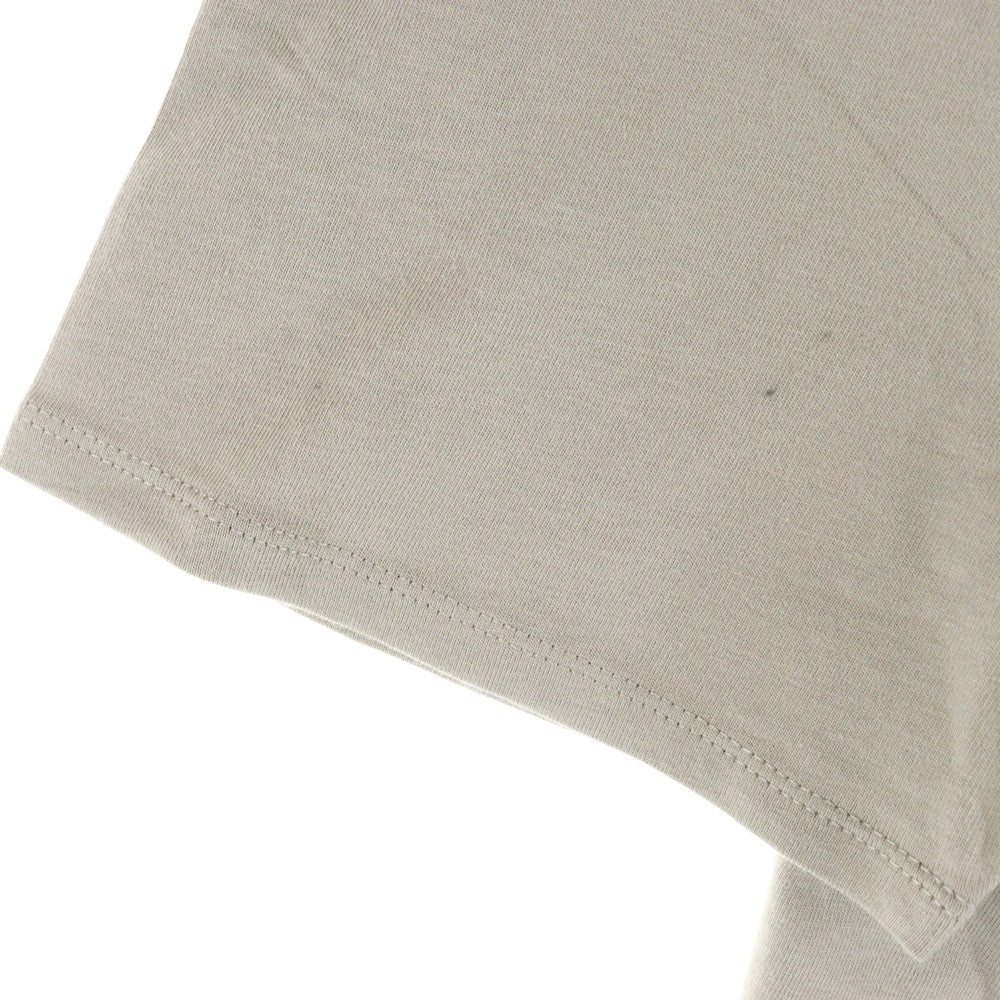 FEAR OF GOD ESSENTIALS(フィアオブゴッド エッセンシャルズ) S/S T-SHIRT フロントラバーロゴ 半袖Tシャツ ベージュ