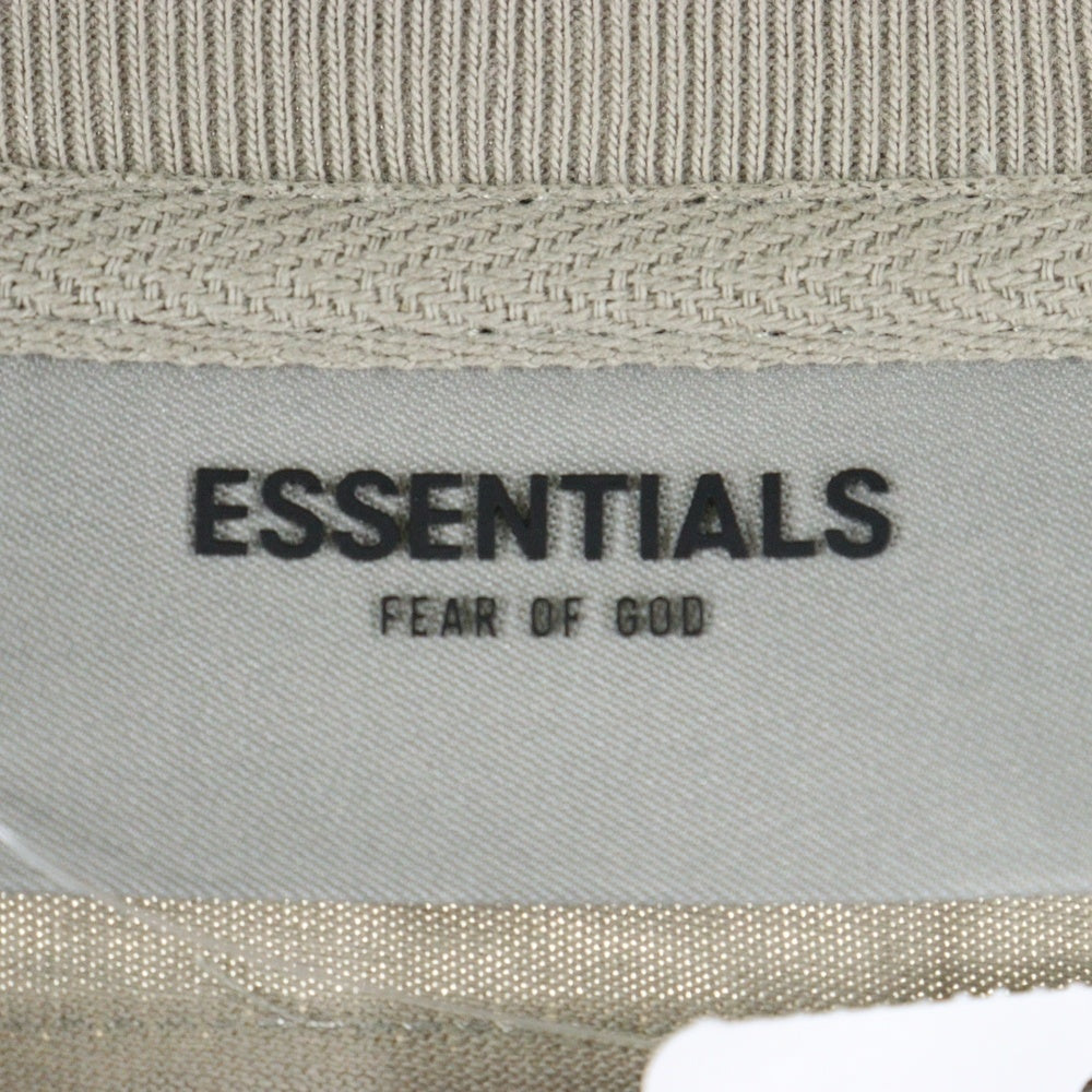FEAR OF GOD ESSENTIALS(フィアオブゴッド エッセンシャルズ) S/S T-SHIRT フロントラバーロゴ 半袖Tシャツ ベージュ
