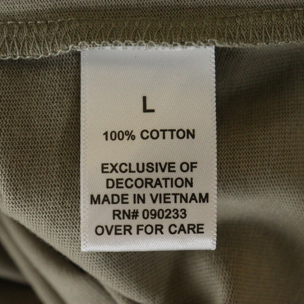 FEAR OF GOD ESSENTIALS(フィアオブゴッド エッセンシャルズ) S/S T-SHIRT フロントラバーロゴ 半袖Tシャツ ベージュ