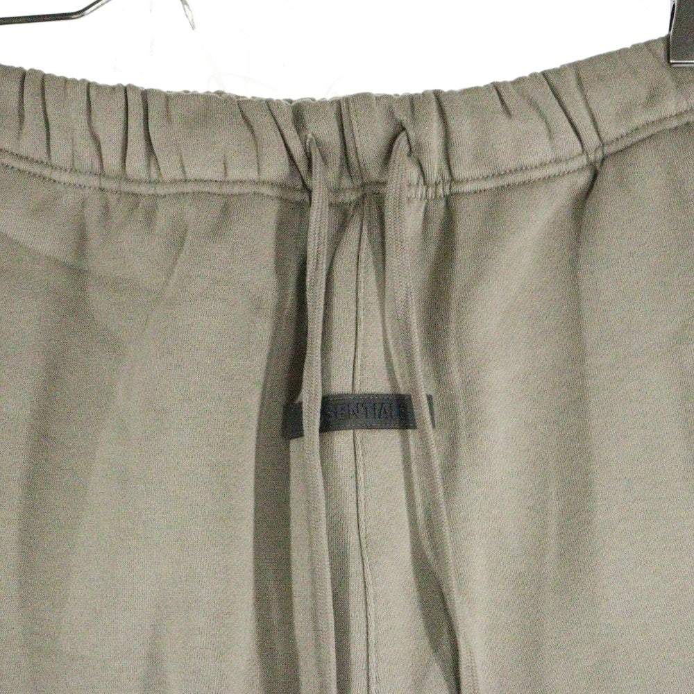 FEAR OF GOD ESSENTIALS(フィアオブゴッド エッセンシャルズ) SHORT PANTS リフレクターロゴ スウェットハーフパンツ ショーツ ベージュ