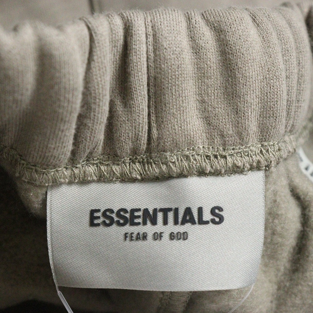 FEAR OF GOD ESSENTIALS(フィアオブゴッド エッセンシャルズ) SHORT PANTS リフレクターロゴ スウェットハーフパンツ ショーツ ベージュ