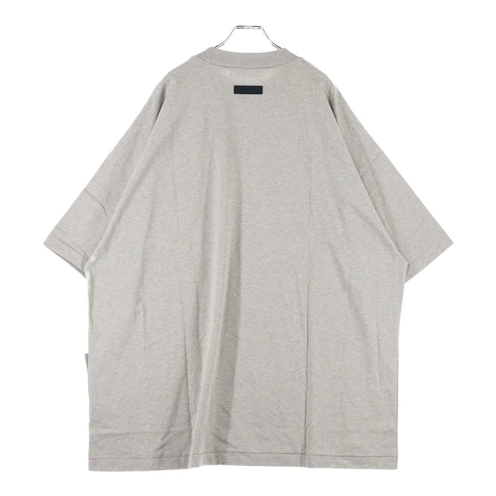 FEAR OF GOD ESSENTIALS(フィアオブゴッド エッセンシャルズ) S/S T-SHIRT ラバーロゴ 半袖Tシャツ ベージュ