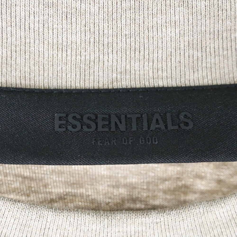 FEAR OF GOD ESSENTIALS(フィアオブゴッド エッセンシャルズ) S/S T-SHIRT ラバーロゴ 半袖Tシャツ ベージュ