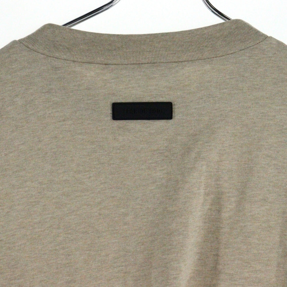 FEAR OF GOD ESSENTIALS(フィアオブゴッド エッセンシャルズ) L/S T-SHIRT ラバーロゴ オーバーサイズ長袖Tシャツ ロンT ベージュ