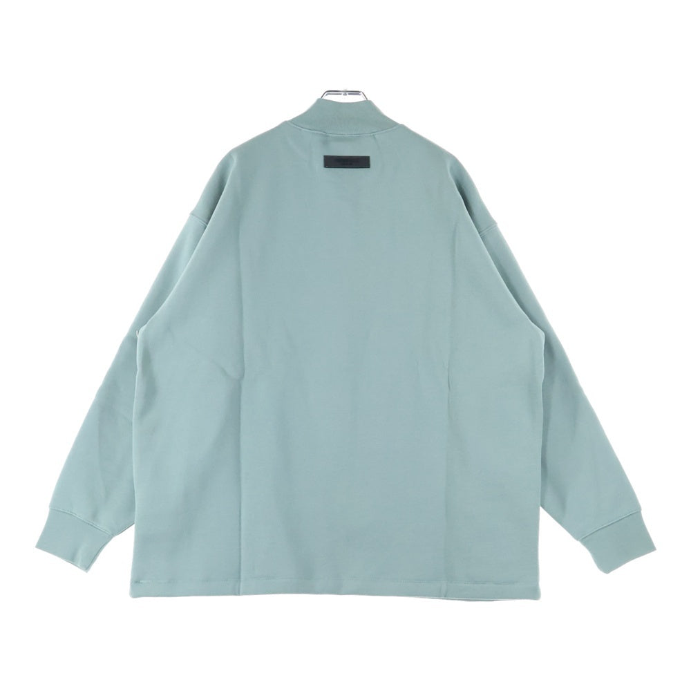 FEAR OF GOD ESSENTIALS(フィアオブゴッド エッセンシャルズ) SWEATSHIRT フロントラバーロゴ クルーネックスウェットトレーナー グリーン
