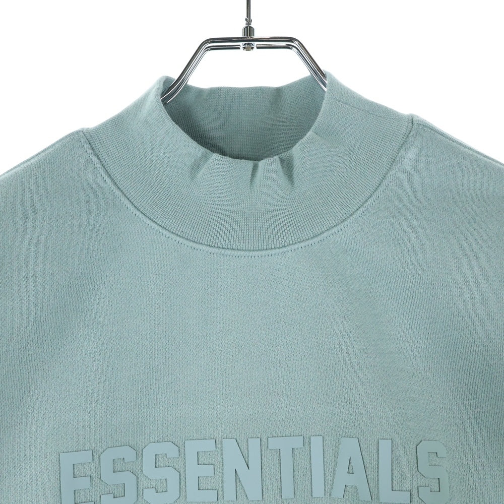 FEAR OF GOD ESSENTIALS(フィアオブゴッド エッセンシャルズ) SWEATSHIRT フロントラバーロゴ クルーネックスウェットトレーナー グリーン