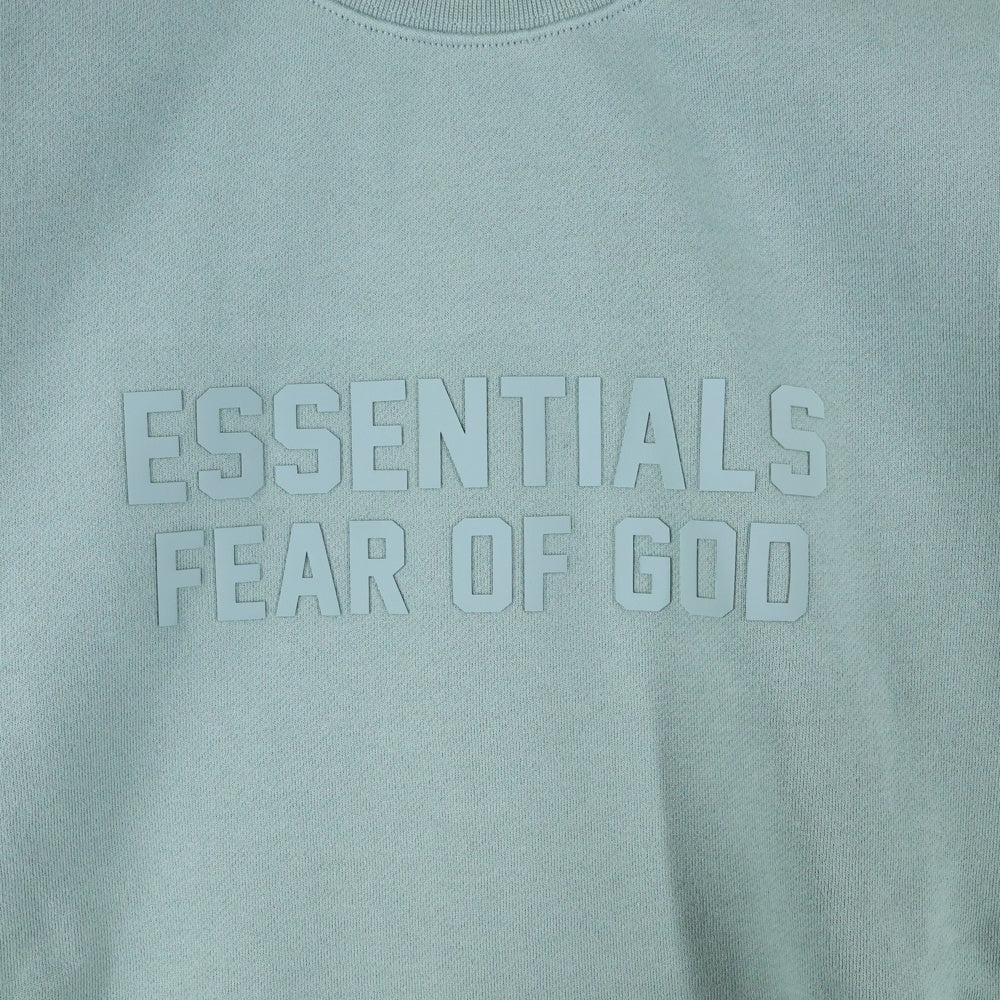 FEAR OF GOD ESSENTIALS(フィアオブゴッド エッセンシャルズ) SWEATSHIRT フロントラバーロゴ クルーネックスウェットトレーナー グリーン