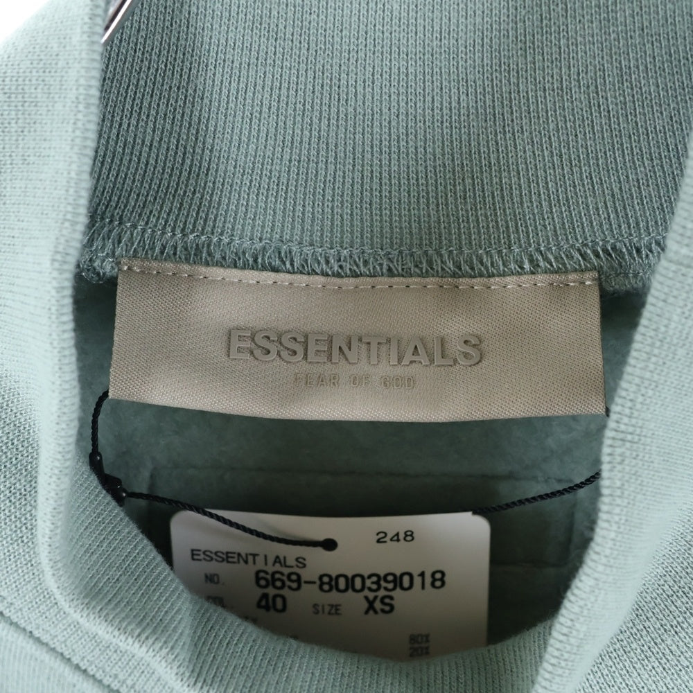 FEAR OF GOD ESSENTIALS(フィアオブゴッド エッセンシャルズ) SWEATSHIRT フロントラバーロゴ クルーネックスウェットトレーナー グリーン