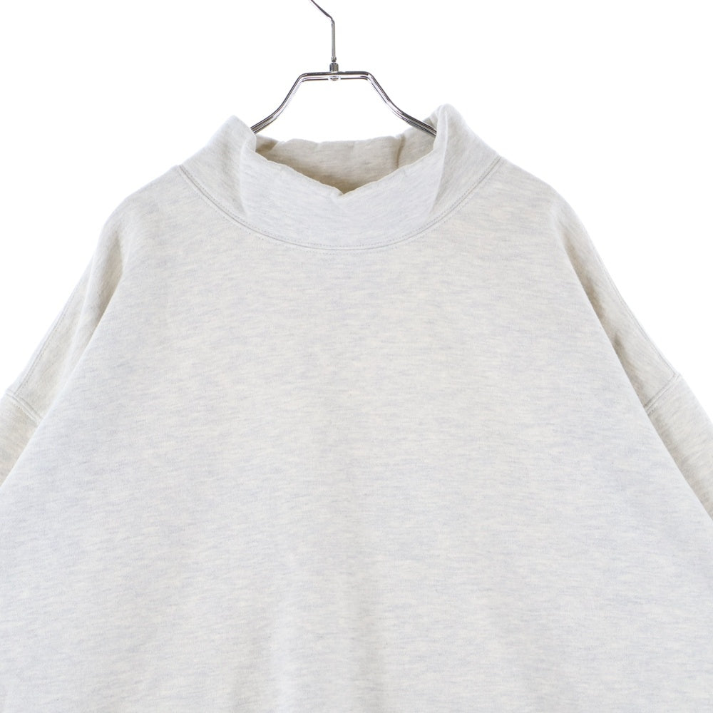 FEAR OF GOD ESSENTIALS(フィアオブゴッド エッセンシャルズ) MOCKNECK SWEATSHIRT バックフェルトロゴ モックネックスウェットトレーナー グレージュ