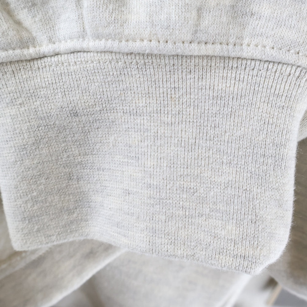 FEAR OF GOD ESSENTIALS(フィアオブゴッド エッセンシャルズ) MOCKNECK SWEATSHIRT バックフェルトロゴ モックネックスウェットトレーナー グレージュ