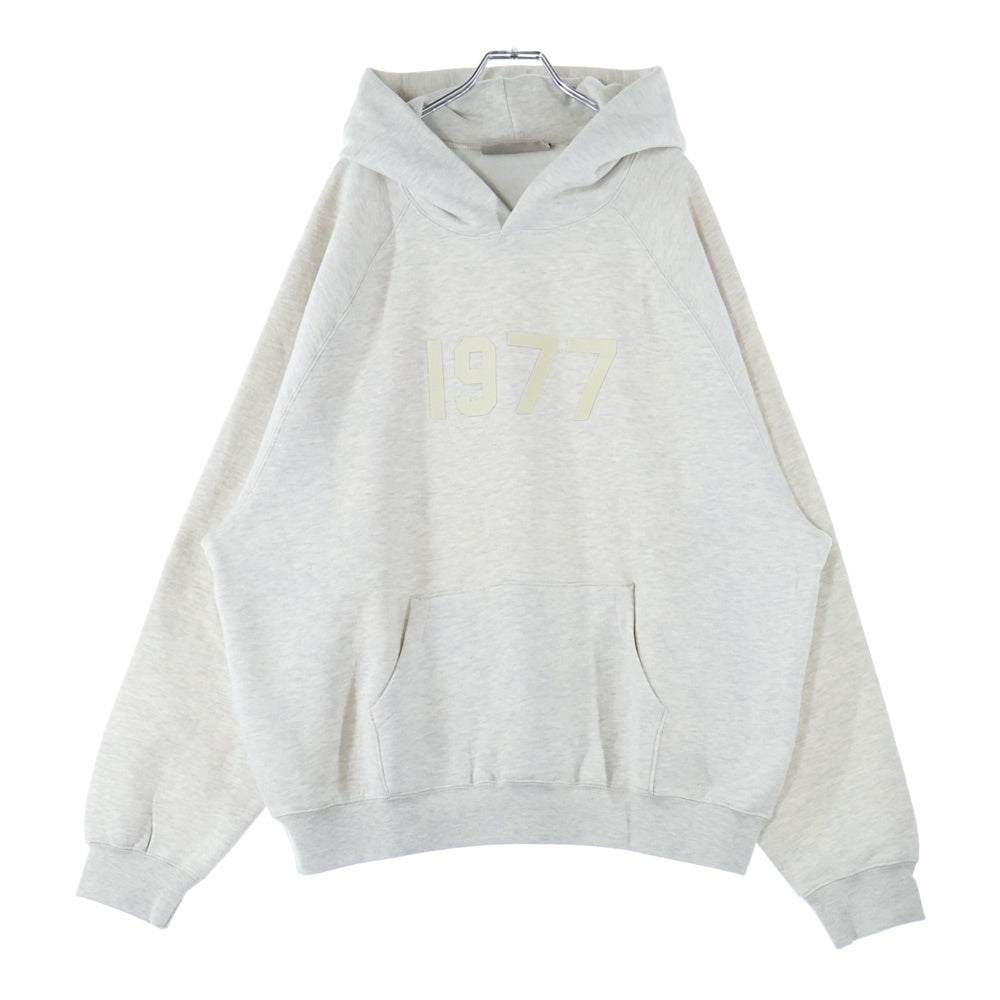 FEAR OF GOD ESSENTIALS(フィアオブゴッド エッセンシャルズ) HOODIE 1977 フェルトロゴ プルオーバースウェットパーカー フーディー グレージュ