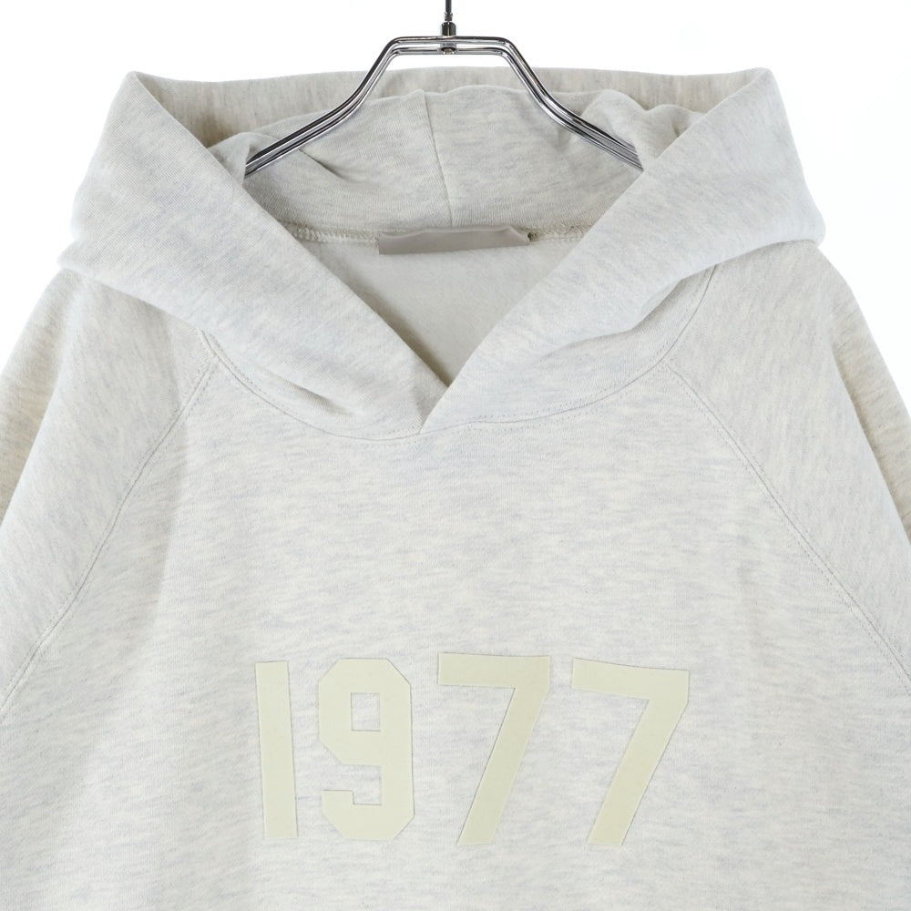 FEAR OF GOD ESSENTIALS(フィアオブゴッド エッセンシャルズ) HOODIE 1977 フェルトロゴ プルオーバースウェットパーカー フーディー グレージュ