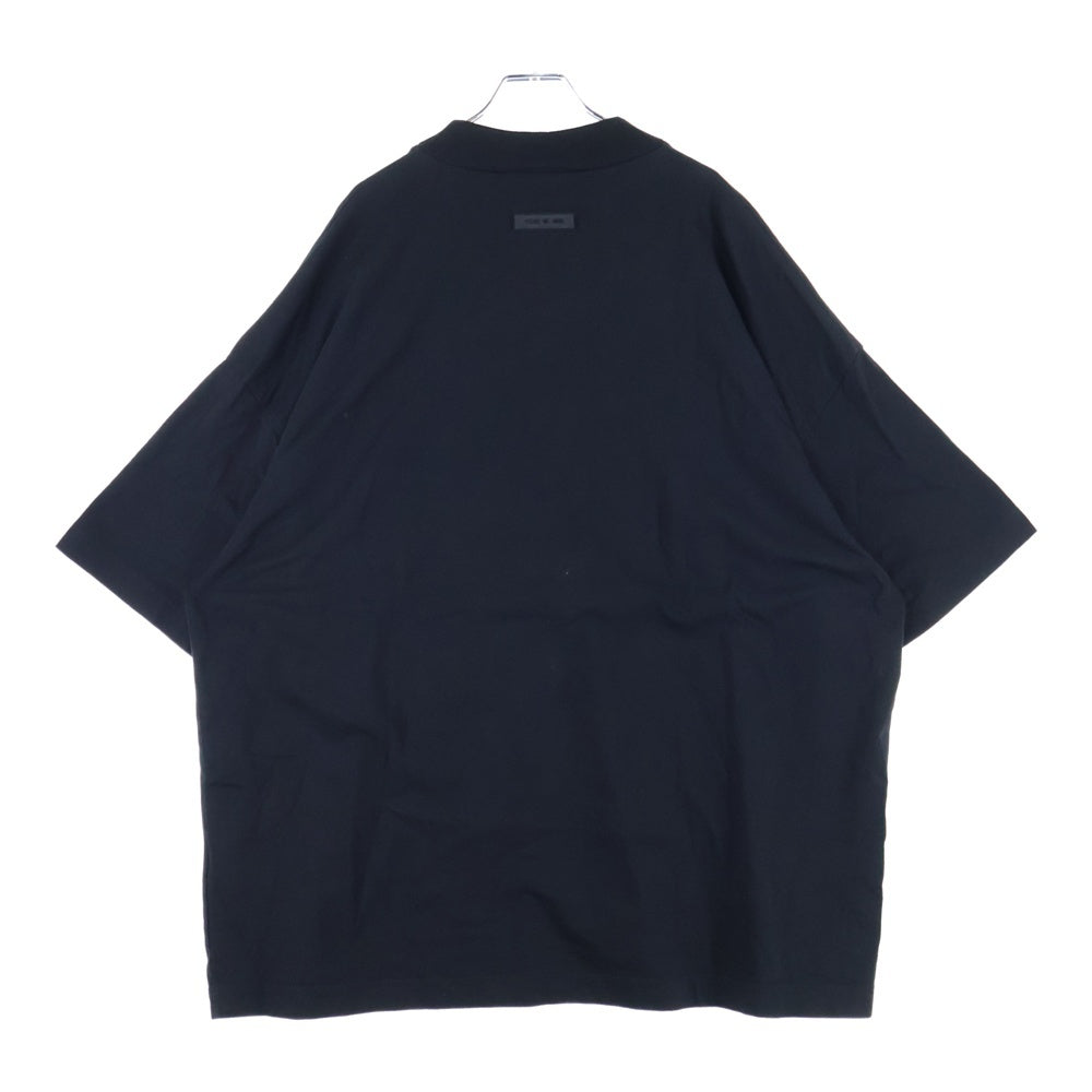 FEAR OF GOD ESSENTIALS(フィアオブゴッド エッセンシャルズ) ラバーフロントロゴ 半袖Tシャツ カットソー ブラック