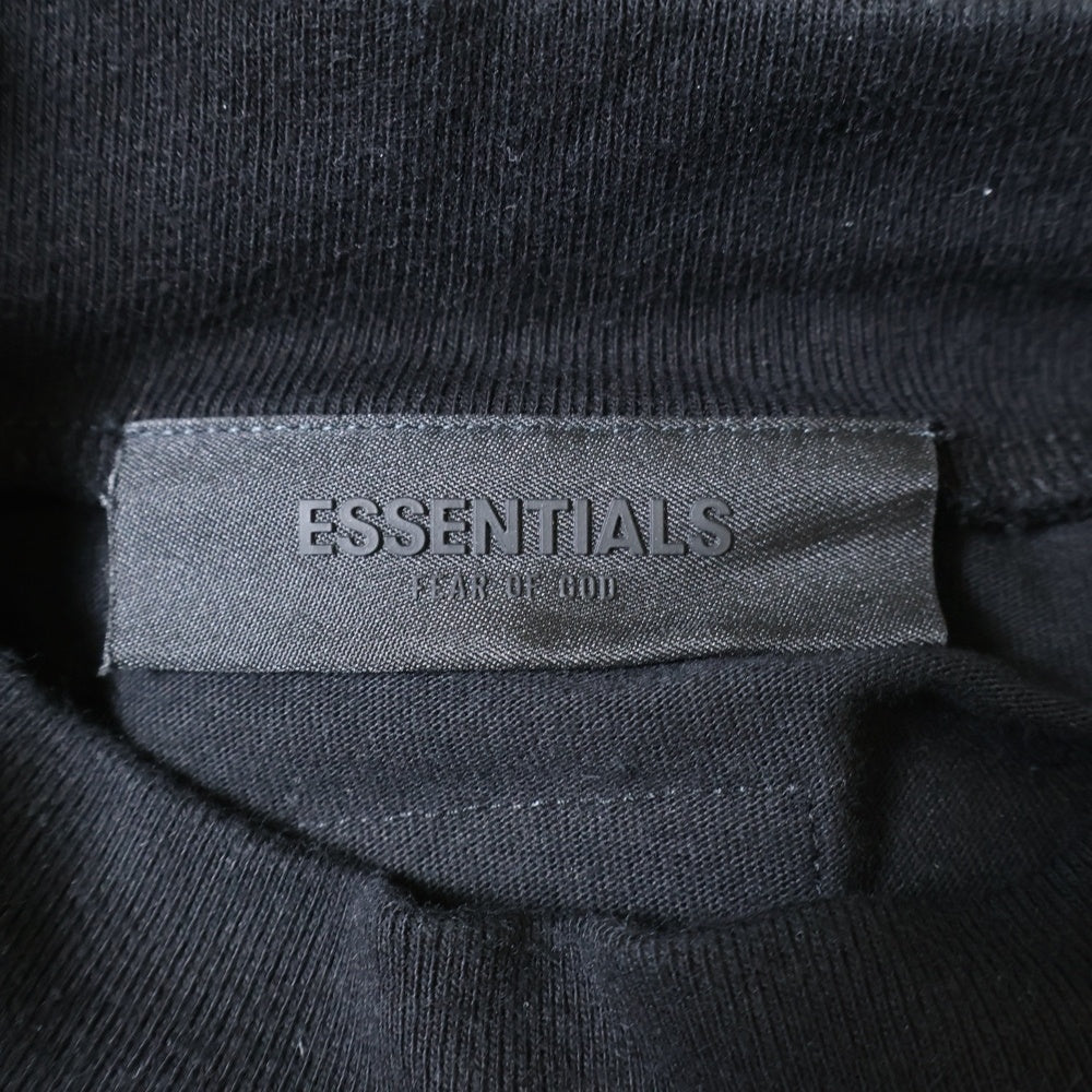 FEAR OF GOD ESSENTIALS(フィアオブゴッド エッセンシャルズ) ラバーフロントロゴ 半袖Tシャツ カットソー ブラック