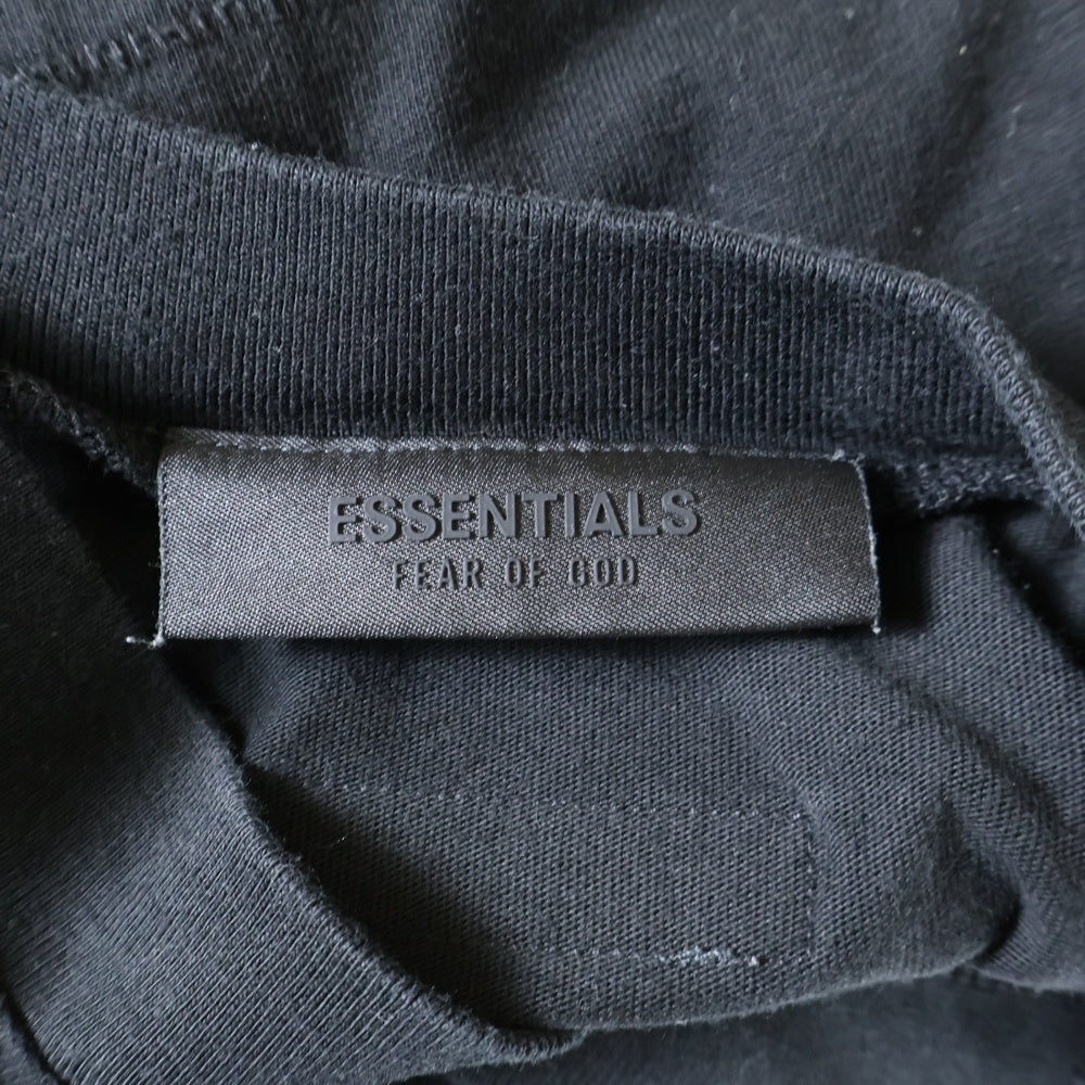 FEAR OF GOD ESSENTIALS(フィアオブゴッド エッセンシャルズ) S/S T-SHIRT Vネック バックラバーロゴ 半袖Tシャツ ブラック