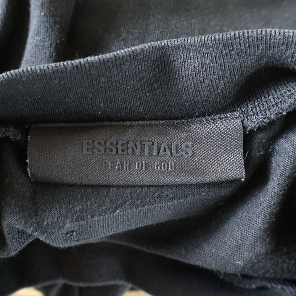 FEAR OF GOD ESSENTIALS(フィアオブゴッド エッセンシャルズ) L/S T-SHIRT フロントロゴ 長袖Tシャツ ロンT ブラック