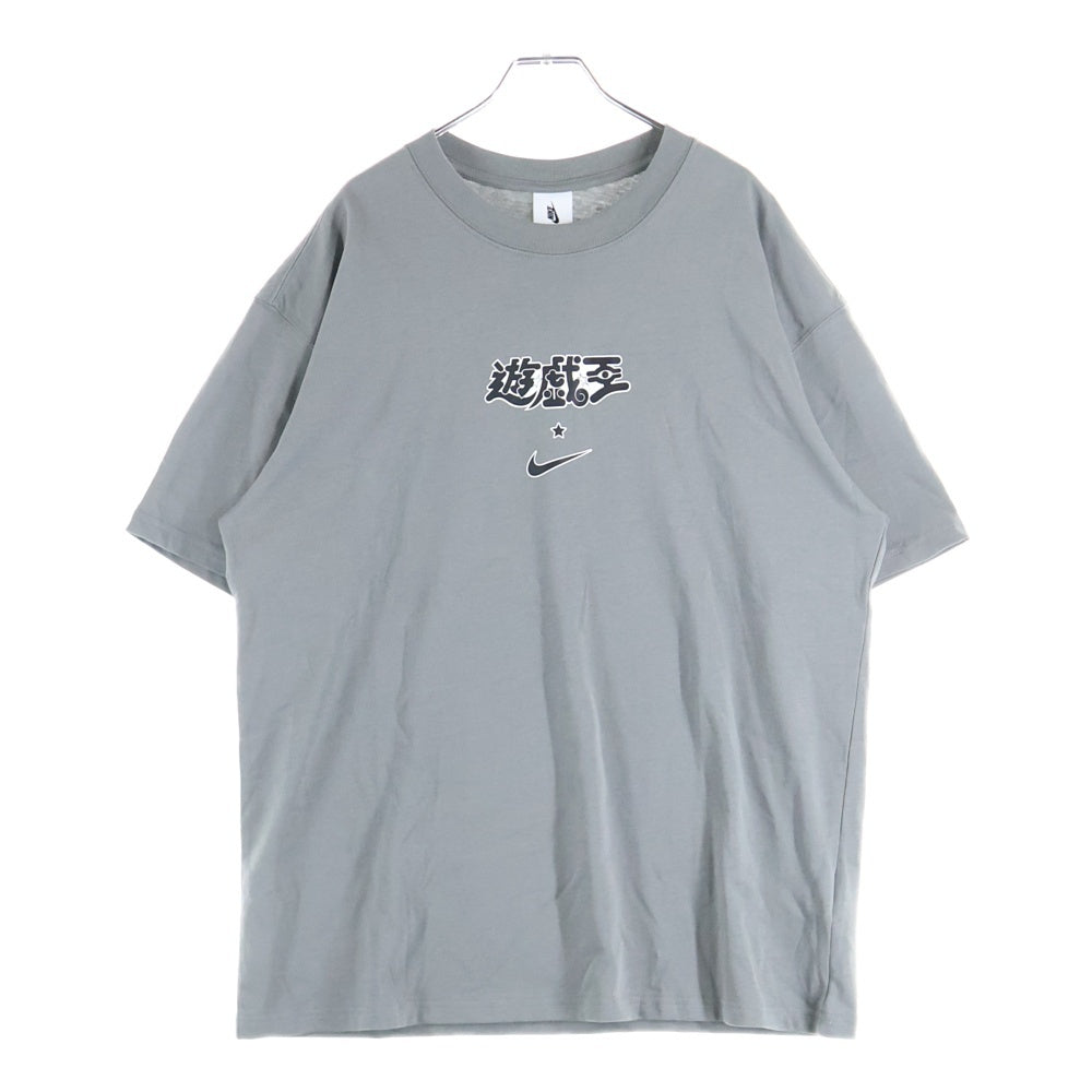 NIKE(ナイキ) ×Yu-Gi-Oh! Solo Swoosh Tee 遊戯王 半袖Tシャツ グレー IO7985-029