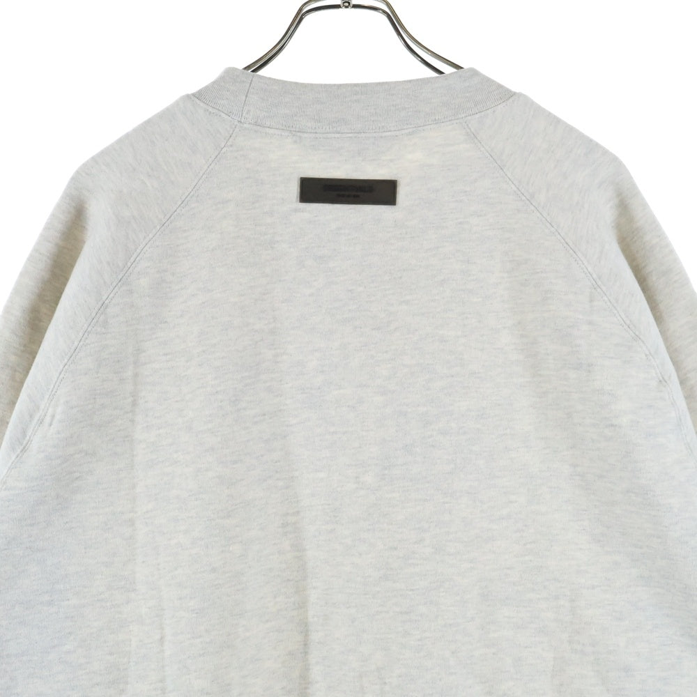FEAR OF GOD ESSENTIALS(フィアオブゴッド エッセンシャルズ) SWEATSHIRT 1977 フェルトロゴ クルーネックスウェットトレーナー グレージュ