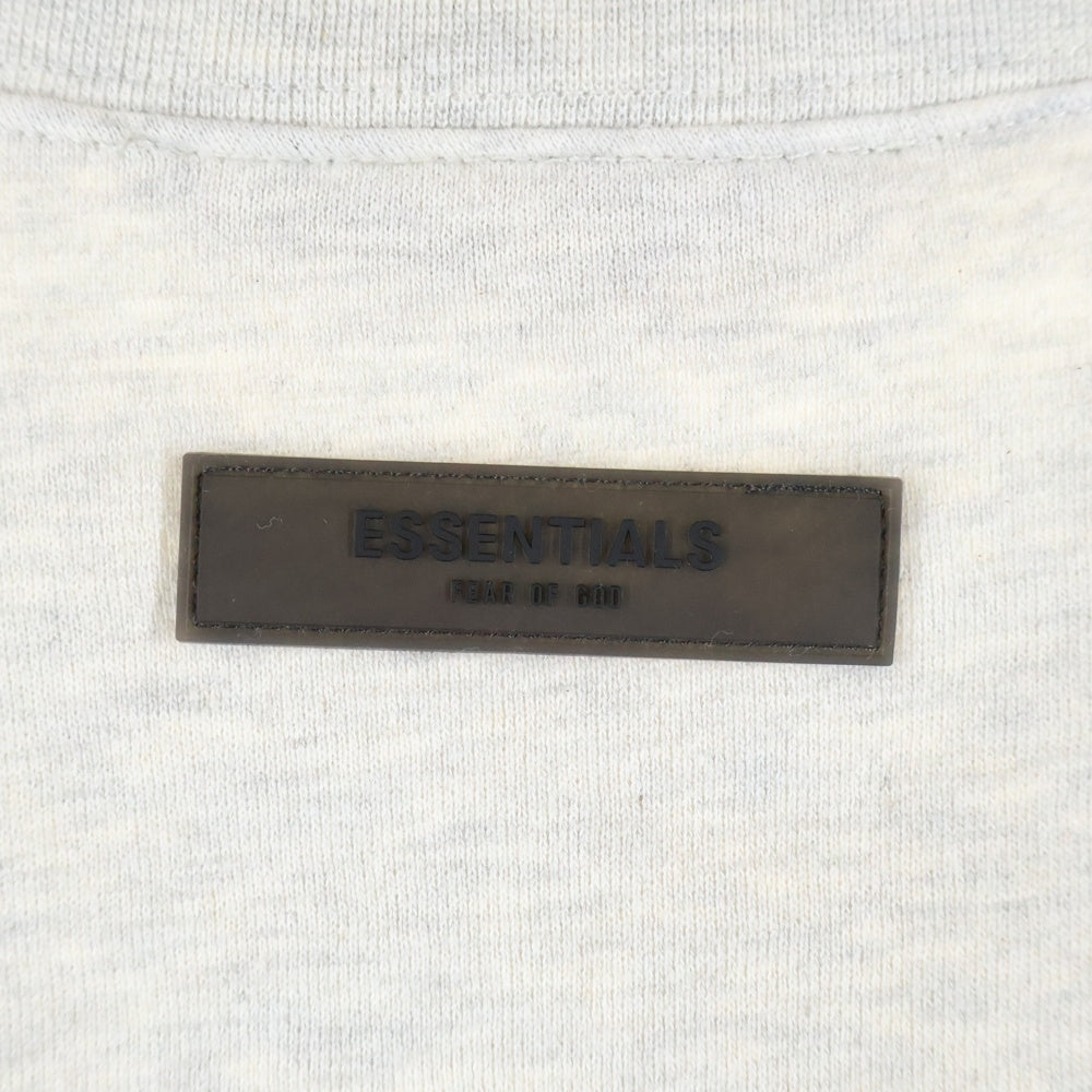 FEAR OF GOD ESSENTIALS(フィアオブゴッド エッセンシャルズ) SWEATSHIRT 1977 フェルトロゴ クルーネックスウェットトレーナー グレージュ