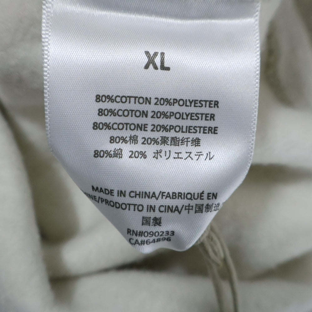 FEAR OF GOD ESSENTIALS(フィアオブゴッド エッセンシャルズ) SWEATSHIRT 1977 フェルトロゴ クルーネックスウェットトレーナー グレージュ