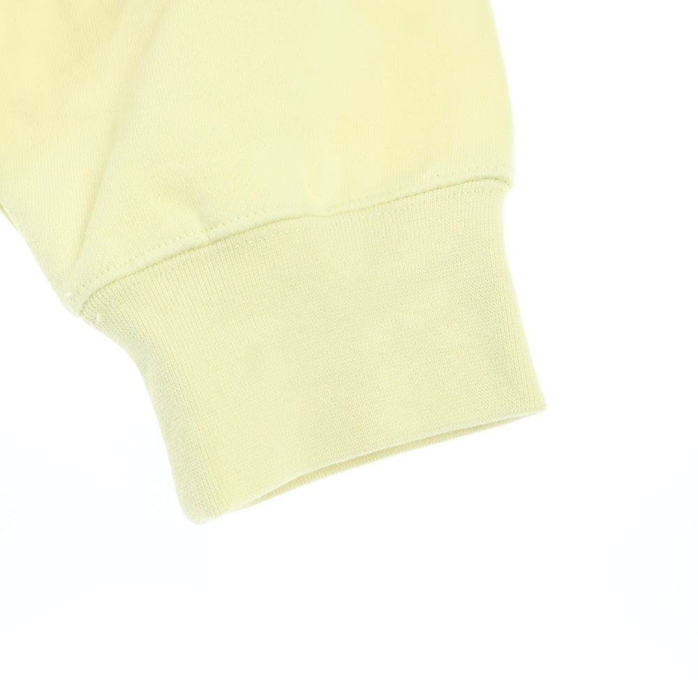 FEAR OF GOD ESSENTIALS(フィアオブゴッド エッセンシャルズ) SWEATSHIRT フェルトロゴ クルーネックスウェットトレーナー イエロー