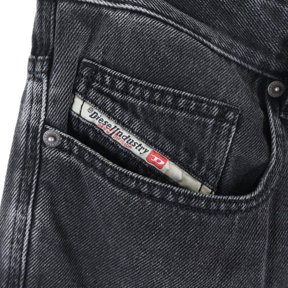 DIESEL(ディーゼル) 2001 D-MACRO リラックス フィット ウォッシュド デニムパンツ ブラック A12821