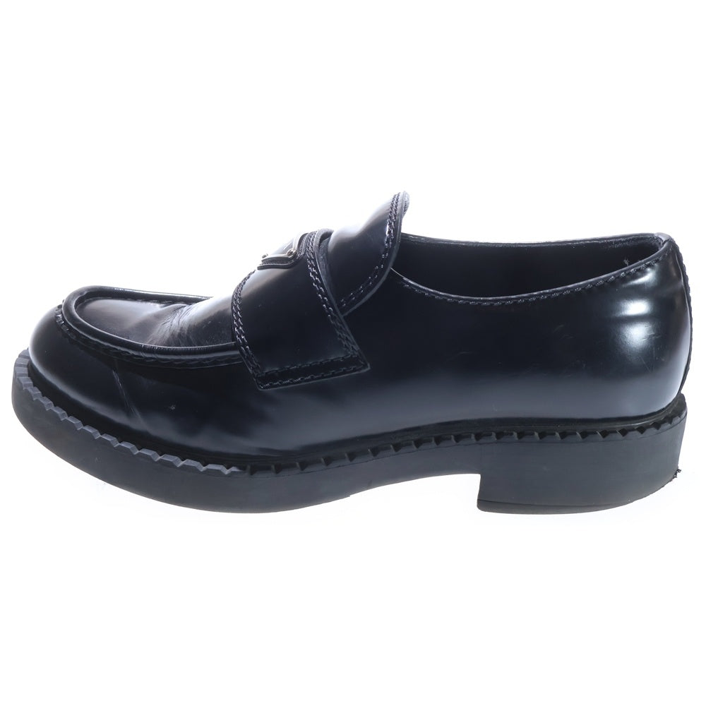 PRADA(プラダ) トライアングルロゴプレート ブラッシュドレザー ローファー ブラック 2DE127