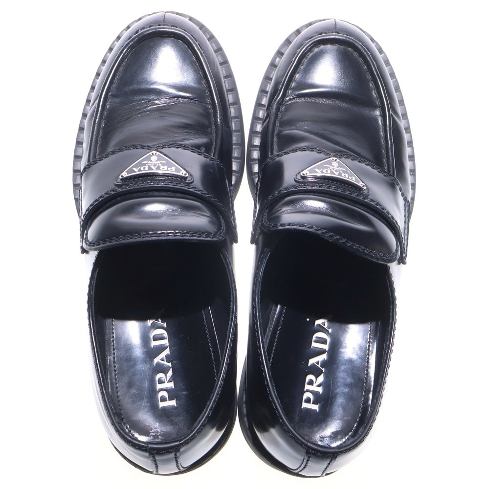 PRADA(プラダ) トライアングルロゴプレート ブラッシュドレザー ローファー ブラック 2DE127