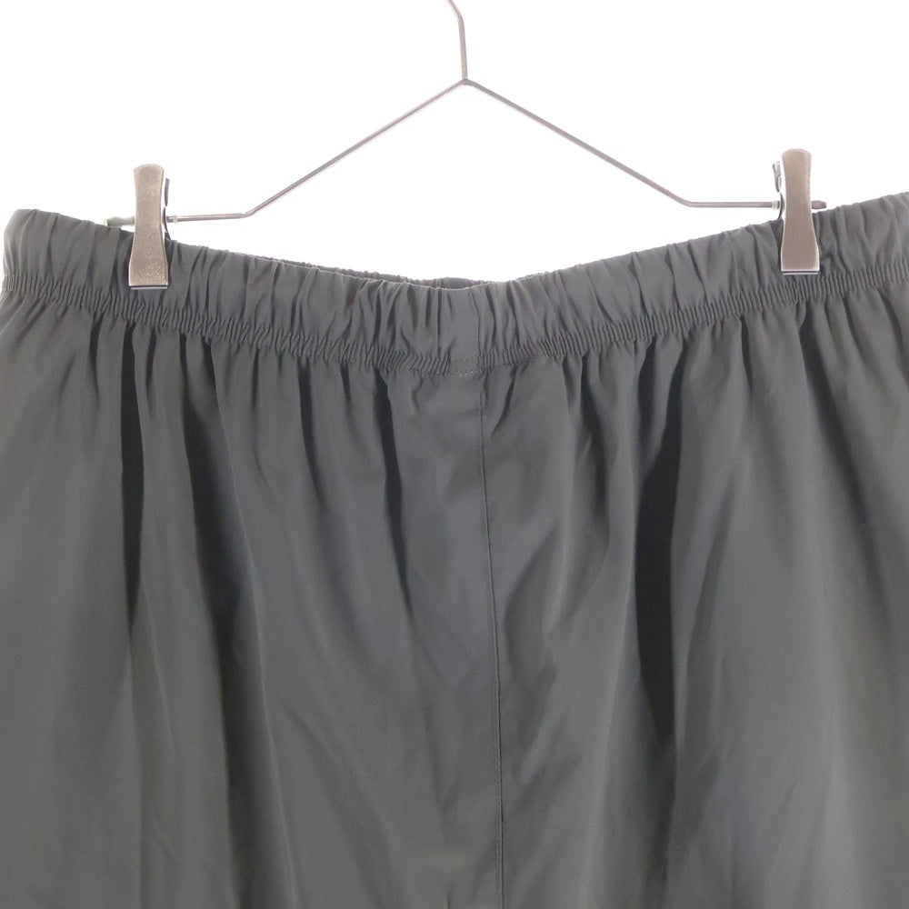 FEAR OF GOD ESSENTIALS(フィアオブゴッド エッセンシャルズ) SHORT PANTS ロゴパッチ ナイロンハーフパンツ ショートパンツ カーキ