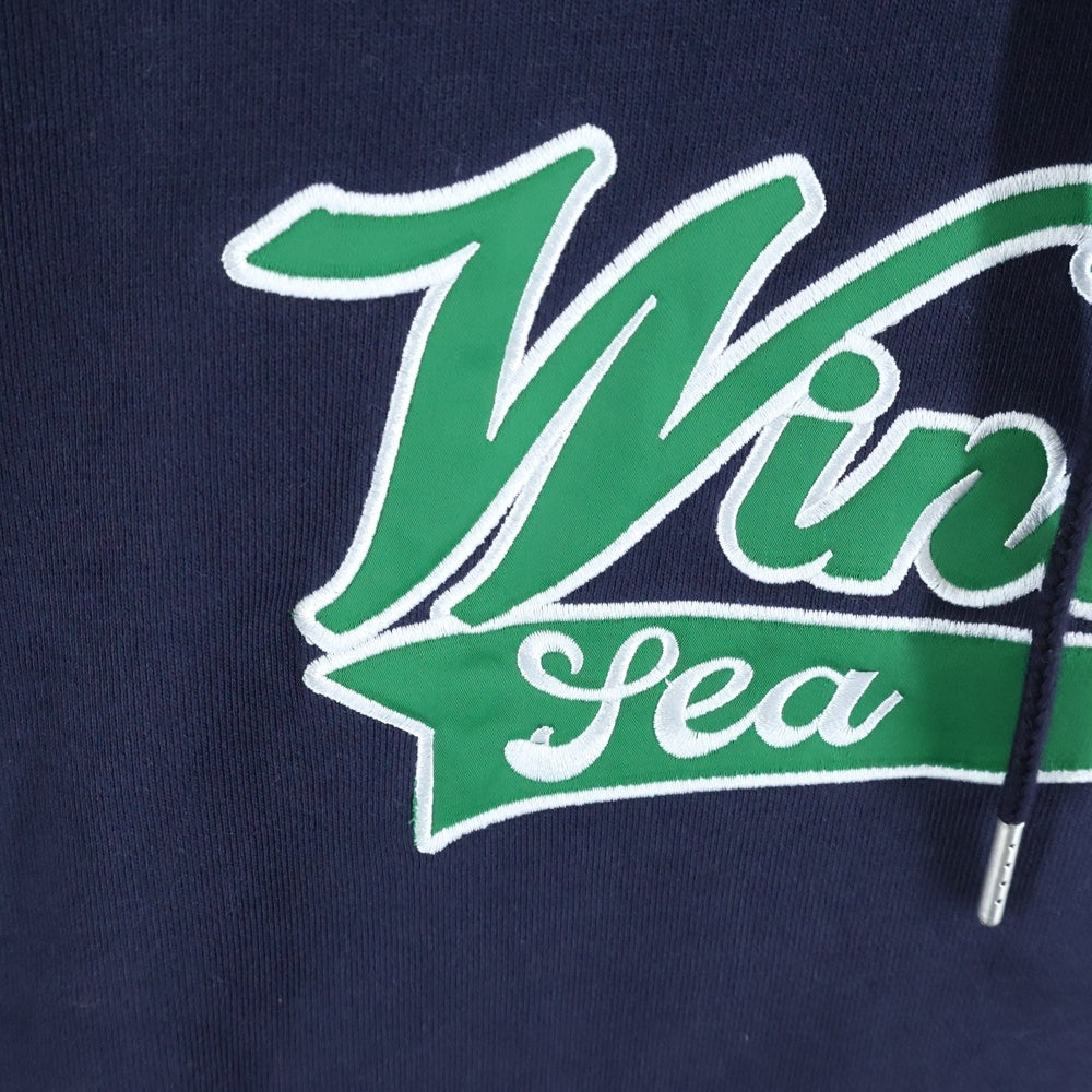 WIND AND SEA(ウィンダンシー) ユニバーシティ ロゴ刺繍 プルオーバースウェットパーカー フーディ ネイビー WDS-0-ATTS-24-Q2-CS-01