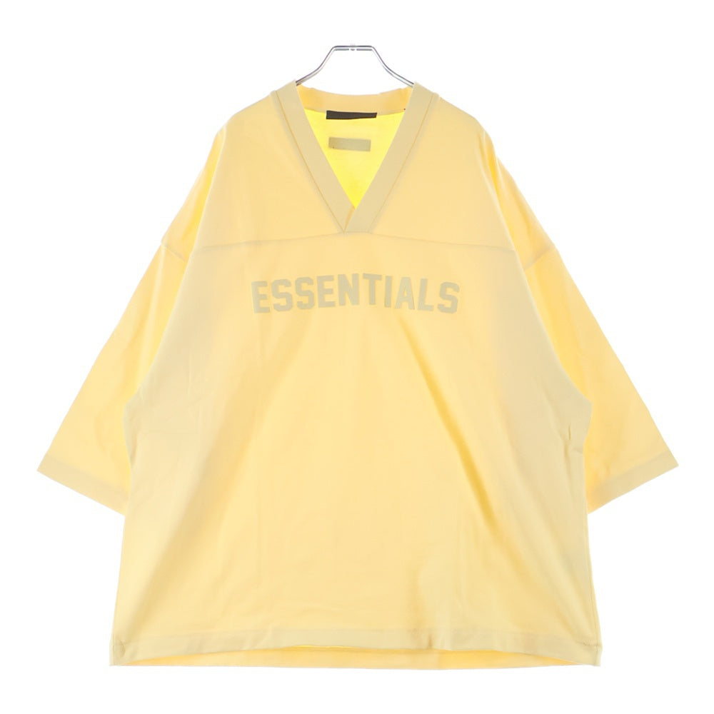 FEAR OF GOD ESSENTIALS(フィアオブゴッド エッセンシャルズ) FOOTBALL TEE Vネック ラバーロゴ フットボール半袖Tシャツ イエロー