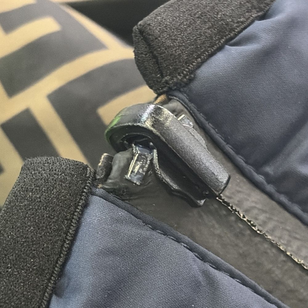 FENDI(フェンディ) ズッカ柄 フーデット ジップアップ ダウンジャケット ブラウン FAA634A8J6