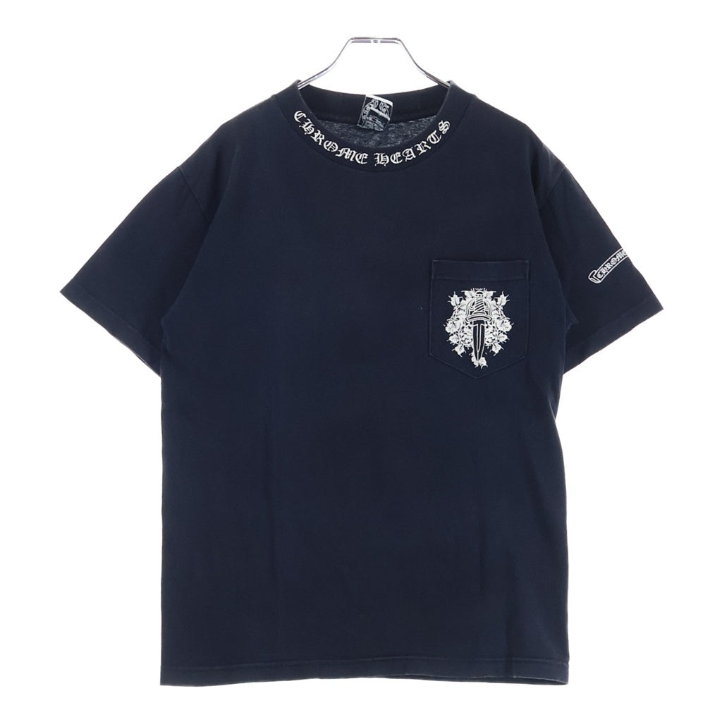 CHROME HEARTS(クロムハーツ) OLD VINE DAGGER ネックロゴ バックスクロールラベルプリント 半袖Tシャツカットソー