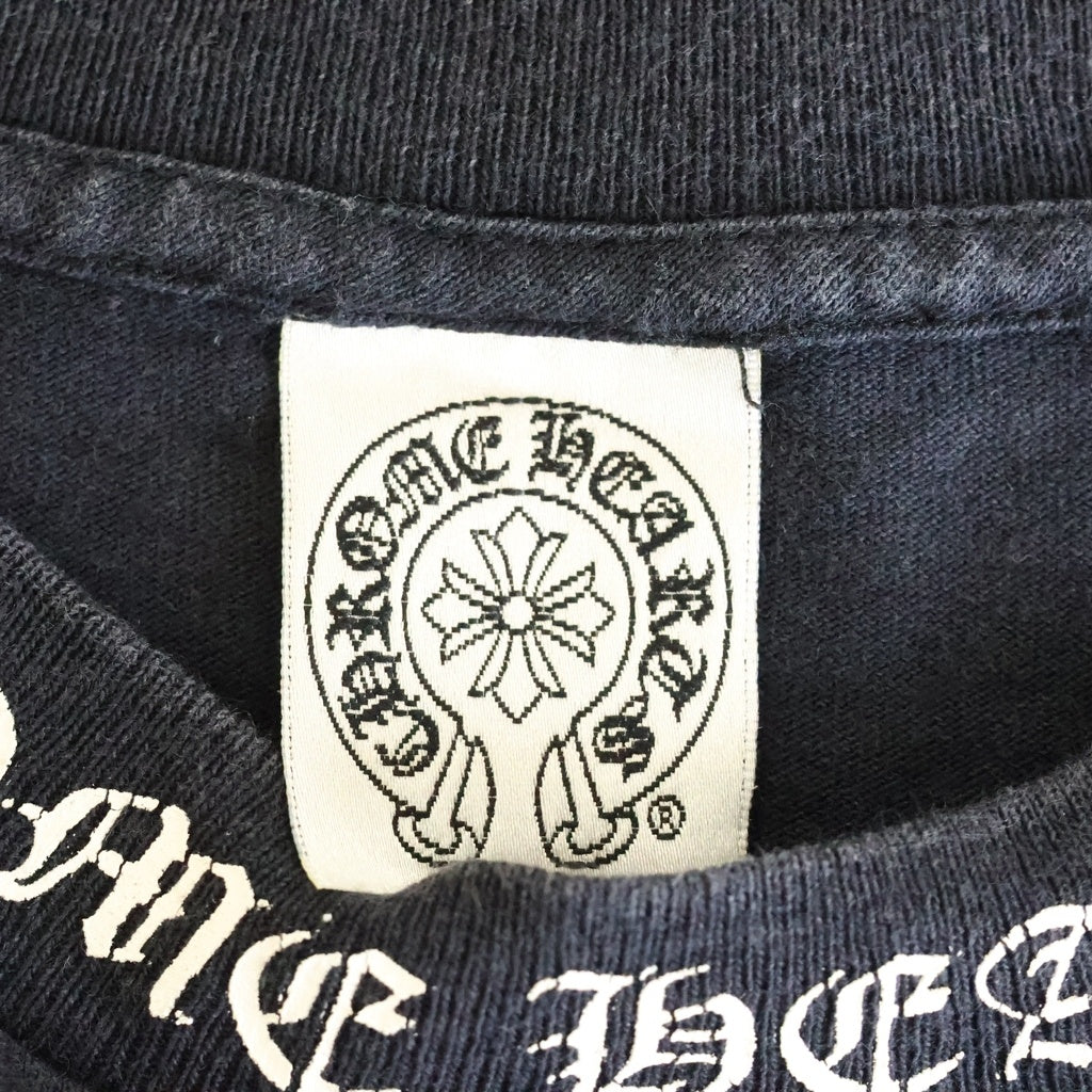 CHROME HEARTS(クロムハーツ) OLD VINE DAGGER ネックロゴ バックスクロールラベルプリント 半袖Tシャツカットソー