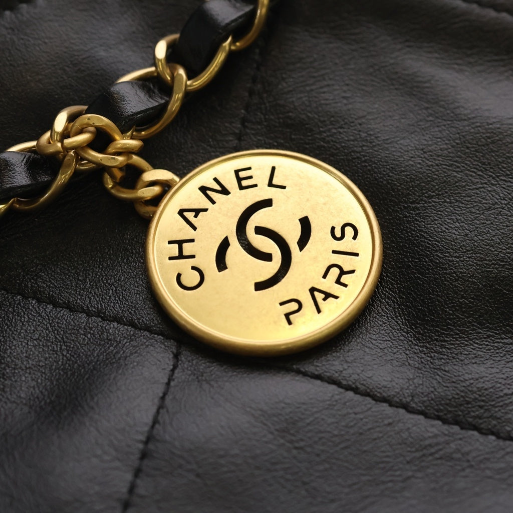 CHANEL(シャネル) シャネル22 ミディアム ハンドバッグ トートバッグ チェーンバッグ シャイニーカーフスキン ブラック ゴールド金具 レディース