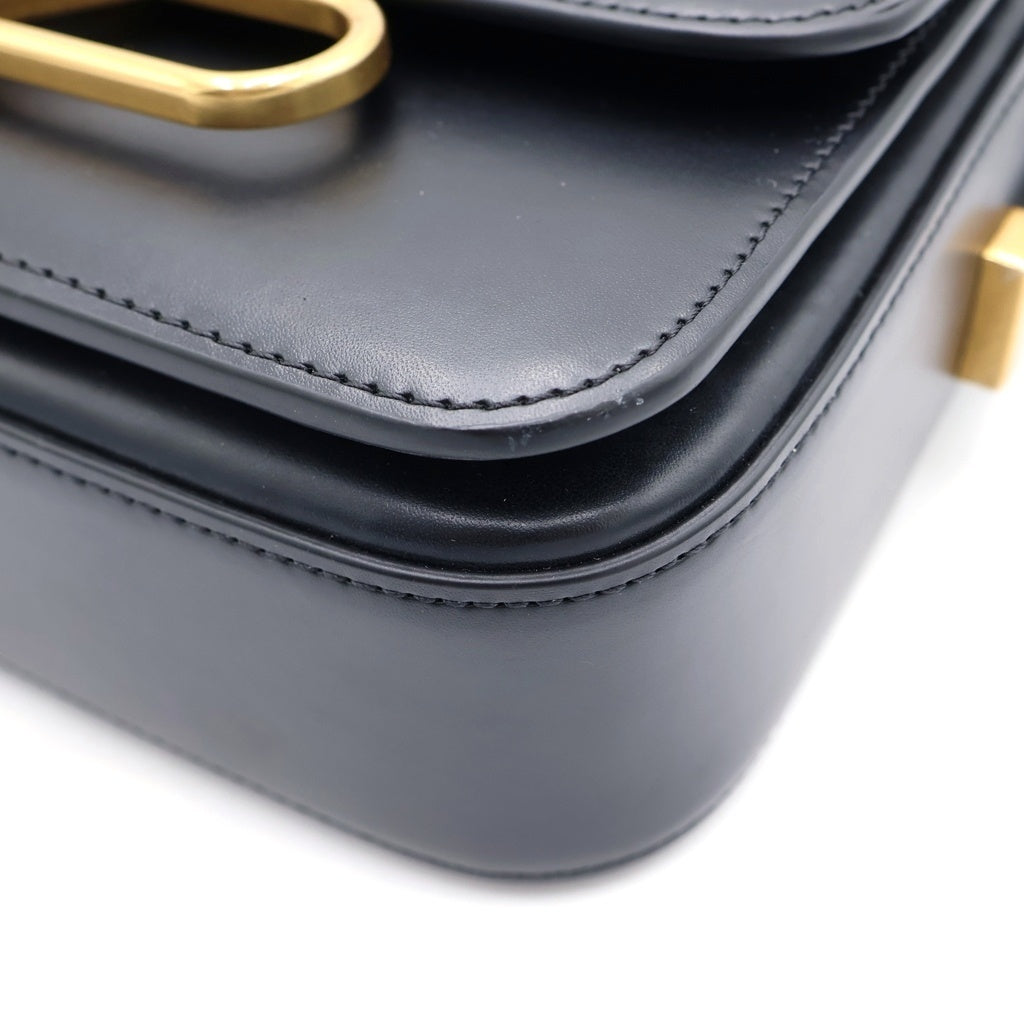 EMPORIO ARMANI EA7(エンポリオアルマーニイーエーセブン) ロゴプレートデザイン パテントレザー ショルダーバッグ ブラック Y3E251 レディース