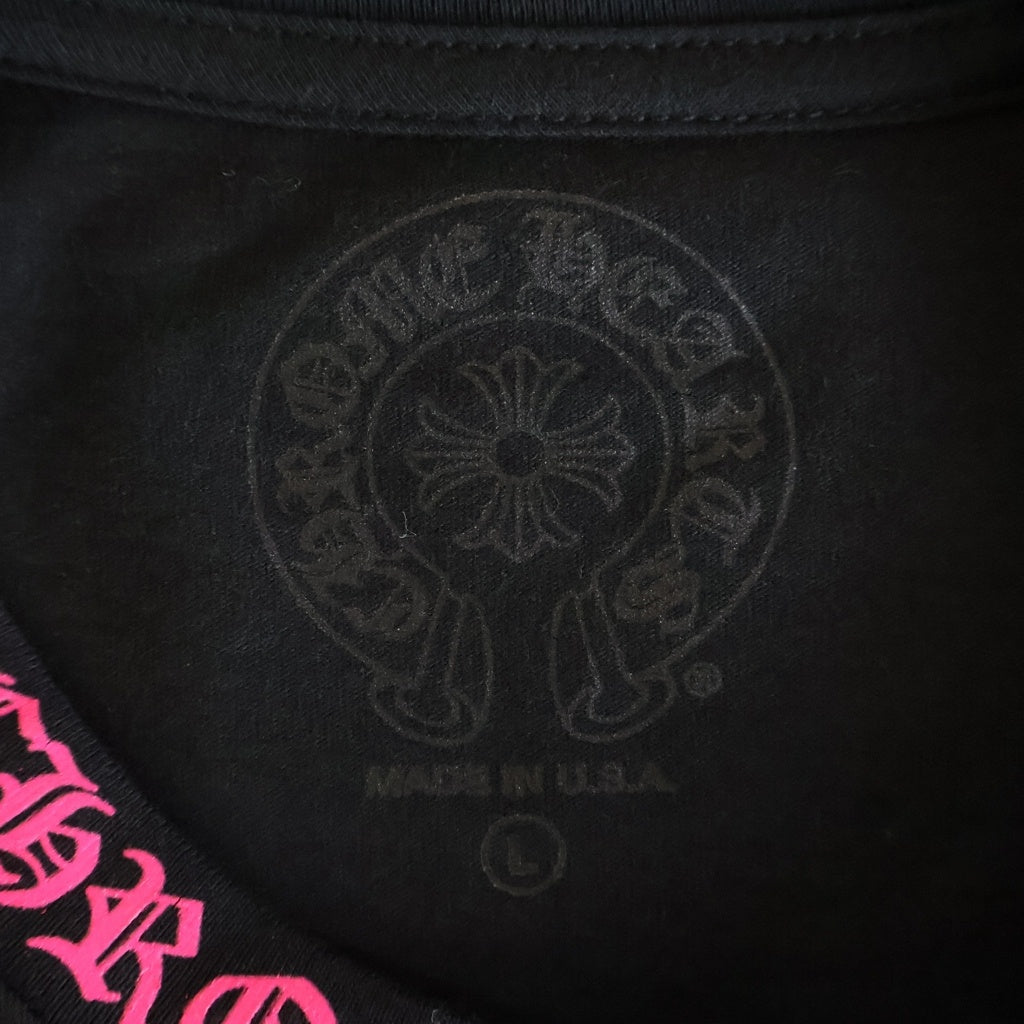 CHROME HEARTS(クロムハーツ) Old English Neck Logo Long Sleeve Tee オールドイングリッシュネックロゴ長袖Tシャツ カットソー ブラック/ピンク -