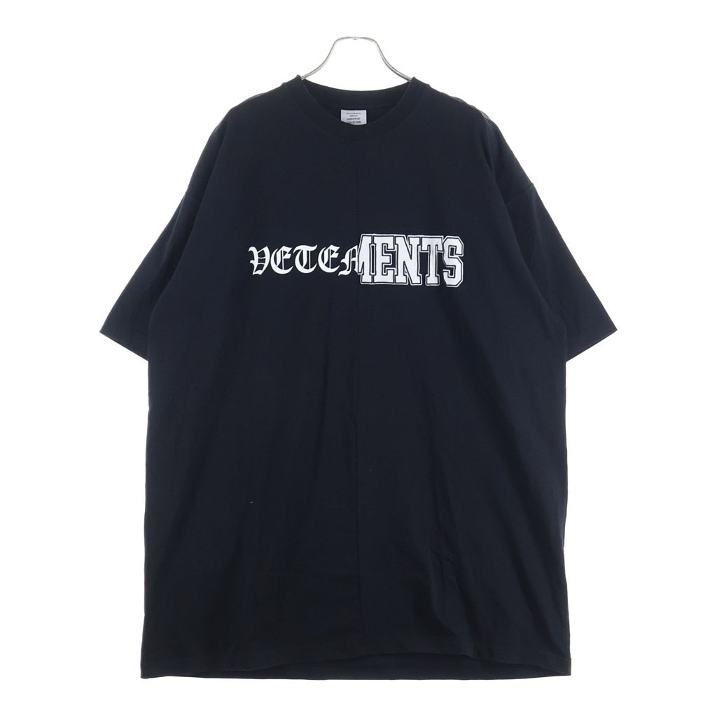 VETEMENTS(ヴェトモン) VERTICAL CUTUP LOGO TSHIRT バーティカル カット アップ ロゴデザイン クルーネック カットソー 半袖Tシャツ ブラック UE51TR860B