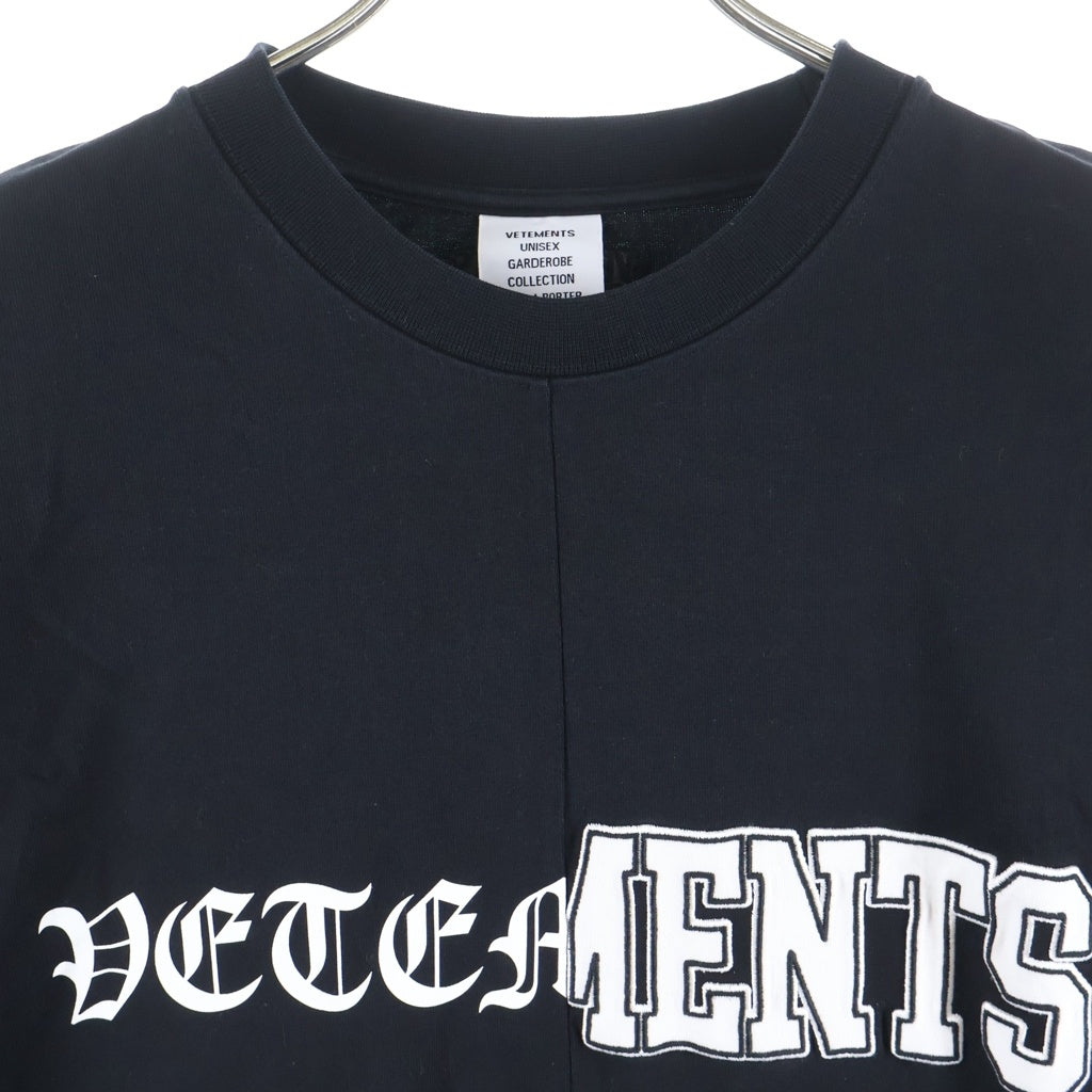 VETEMENTS(ヴェトモン) VERTICAL CUTUP LOGO TSHIRT バーティカル カット アップ ロゴデザイン クルーネック カットソー 半袖Tシャツ ブラック UE51TR860B
