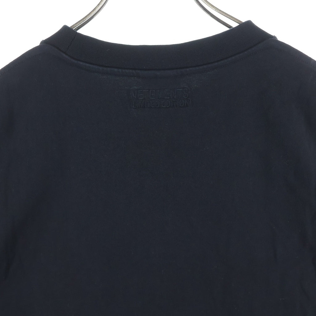 VETEMENTS(ヴェトモン) VERTICAL CUTUP LOGO TSHIRT バーティカル カット アップ ロゴデザイン クルーネック カットソー 半袖Tシャツ ブラック UE51TR860B