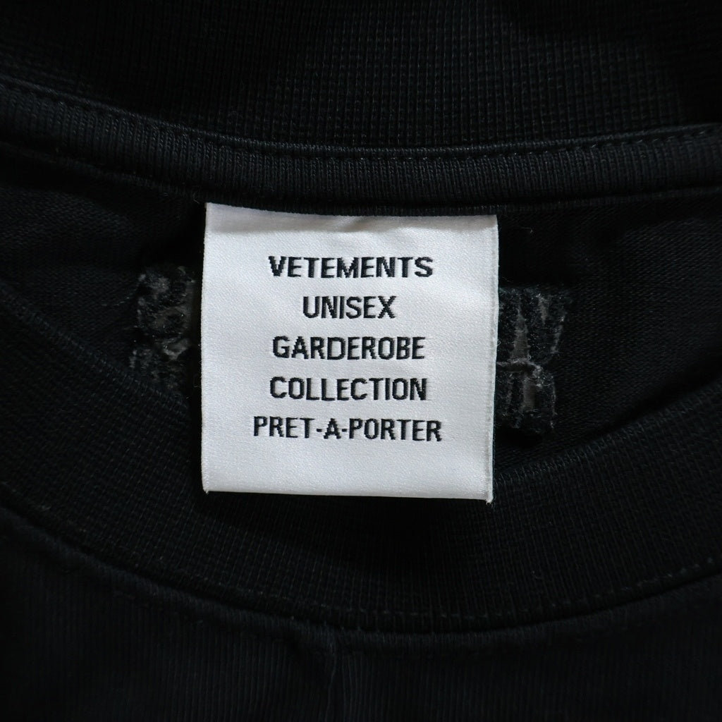 VETEMENTS(ヴェトモン) VERTICAL CUTUP LOGO TSHIRT バーティカル カット アップ ロゴデザイン クルーネック カットソー 半袖Tシャツ ブラック UE51TR860B